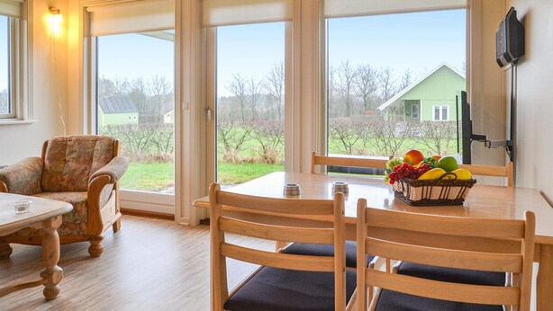A dining area with a table, chairs, and a fruit basket. - 1 bedroom cozy home in Grindsted (Grindsted)