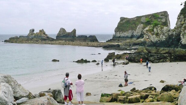 A rocky beach with large boulders and a calm sea. - Cottage in Brittany with Stunning Sea Views (Telgruc-sur-Mer)
