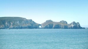 A coastal landscape with rocky cliffs and a clear sky. - Cottage in Brittany with Stunning Sea Views (Telgruc-sur-Mer)