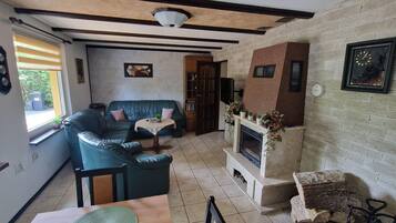 TV connectée, cheminée, table de tennis de table