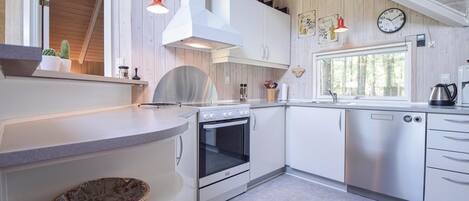 Kjøleskap, kokeplater, oppvaskmaskin og kaffetrakter/tekoker