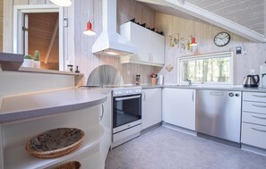 Køleskab, kogeplade, opvaskemaskine, kaffe-/temaskine