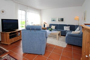 Een televisie, een dvd-speler en een stereo