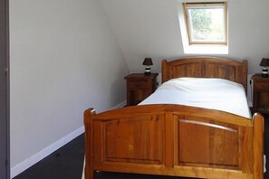 3 chambres, fer et planche à repasser, lit de bébé portatif