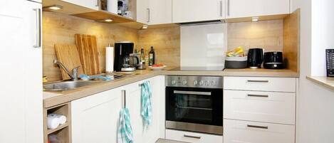 Fridge, oven, stovetop, dishwasher