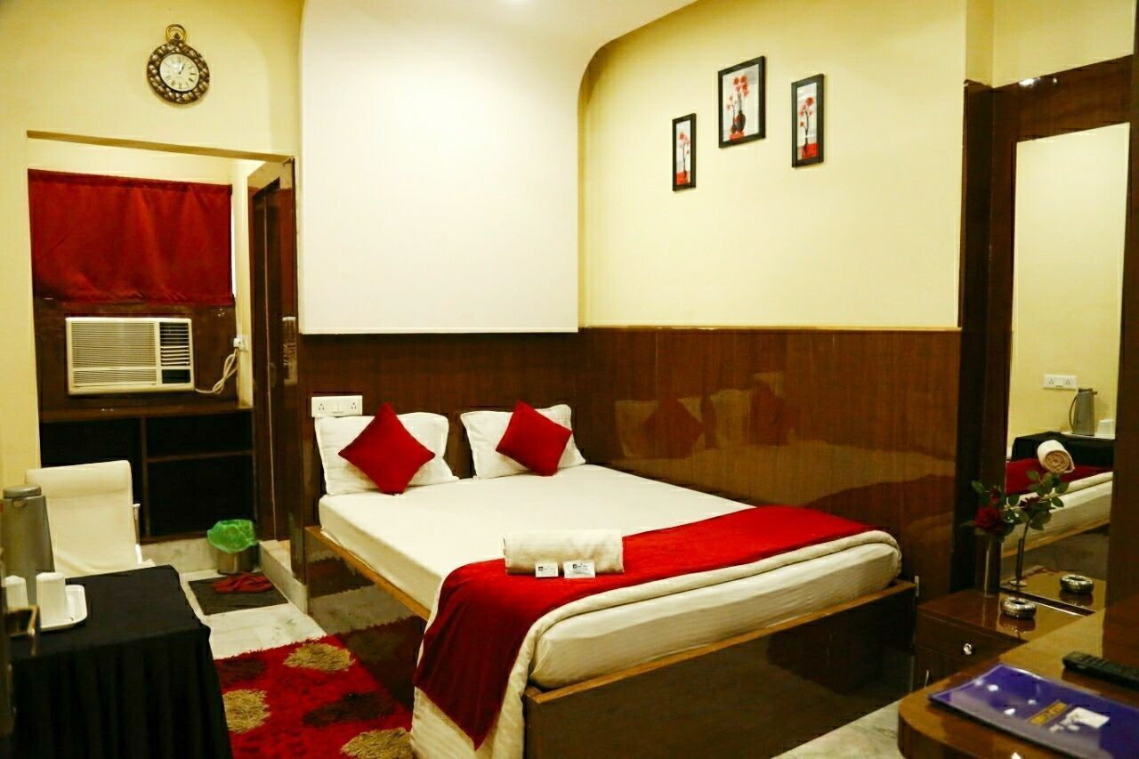 Desk, laptop workspace, free WiFi, bed sheets