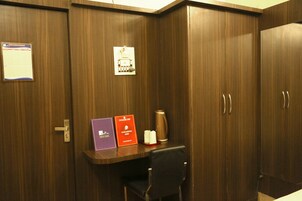 Escritorio, espacio para trabajar con laptop y wifi gratis 