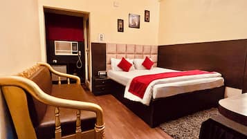 Executive Room | Bathroom | Shower, bathrobes, slippers, towels