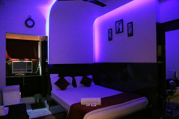 Superior Room, 1 Bedroom, Smoking | Desk, laptop workspace, free WiFi, bed sheets