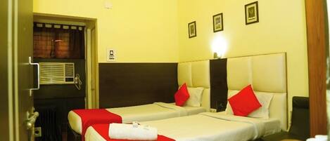 Deluxe Room | Meja, ruang kerja komputer riba, Wi-fi percuma, cadar katil