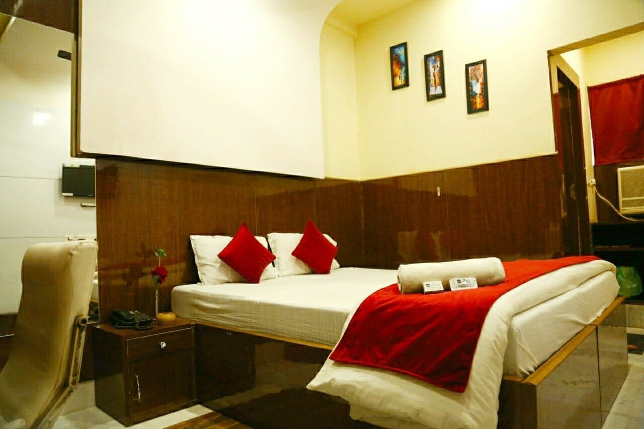 Superior Room, 1 Bedroom, Smoking | Desk, laptop workspace, free WiFi, bed sheets