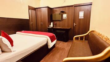 Executive Room | Bathroom | Shower, bathrobes, slippers, towels