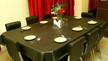 Se ofrece un desayuno inglés (100 INR por persona)