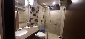 豪華客房 | 浴室 | 淋浴設備、免費梳洗用品、提供毛巾、洗頭水