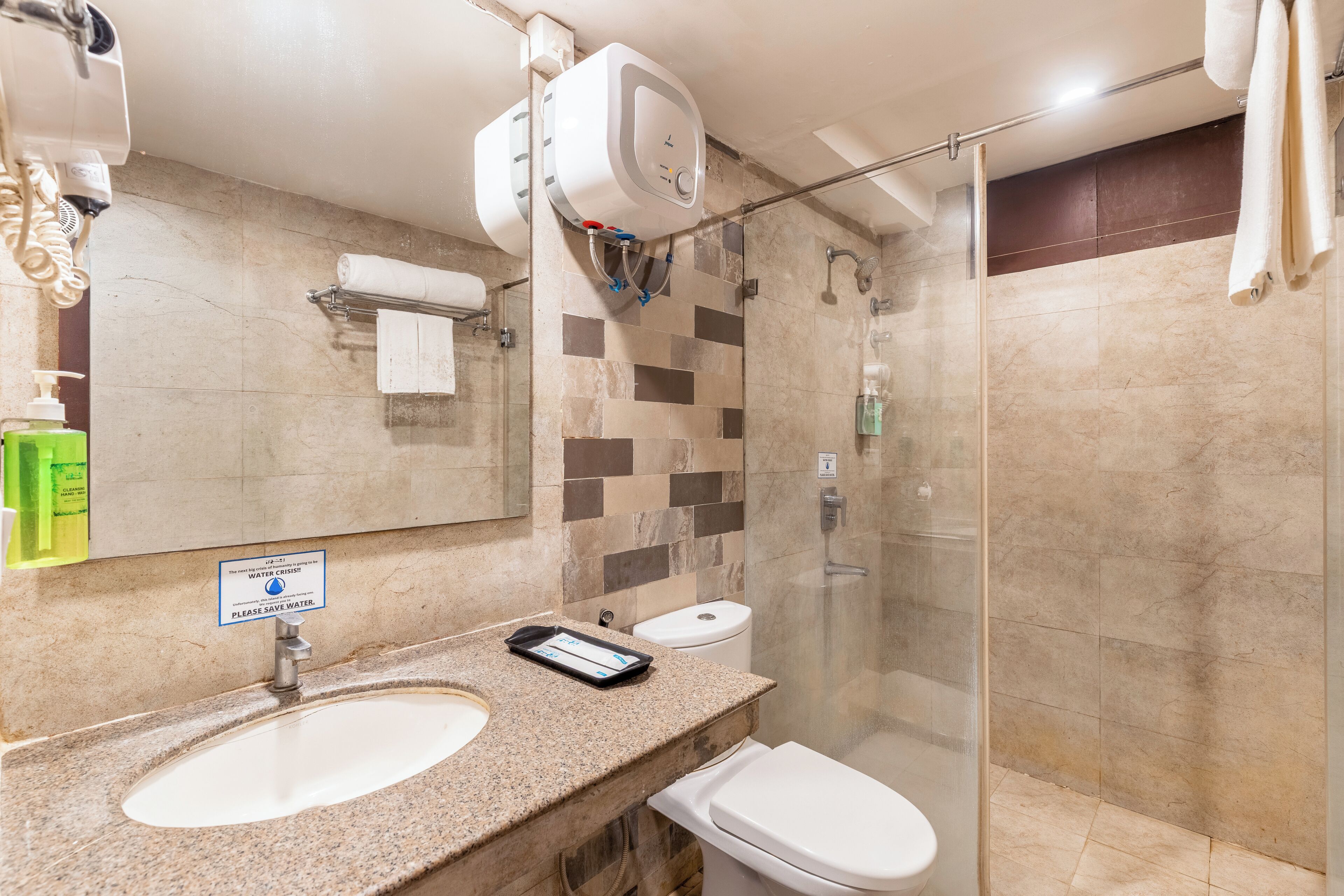Une salle de bain avec un lavabo, des toilettes et une douche.