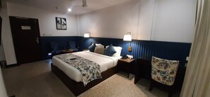 Chambre Double Deluxe | Coffres-forts dans les chambres, fer et planche à repasser