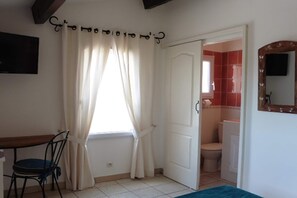 2 bedrooms, travel cot, free WiFi