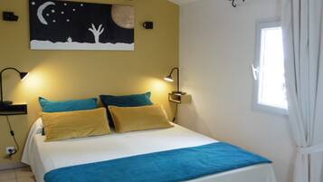2 bedrooms, travel crib, WiFi (free)