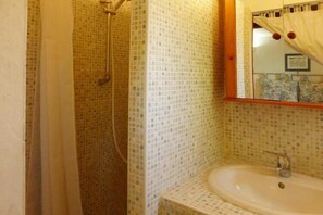 Een douche, handdoeken