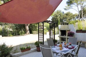 Outdoor dining - Cottage in Bellegarde near Camargue Reserve (Bellegarde)