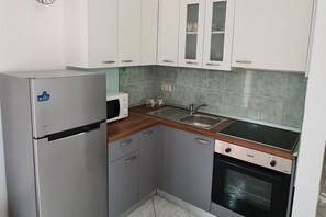 Réfrigérateur, micro-ondes, plaque de cuisson, cafetière/bouilloire