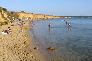 På stranden