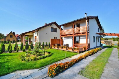 Holiday house with garden, lake view, Dabrowica