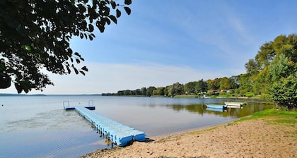 Lakeside holiday home, private garden
