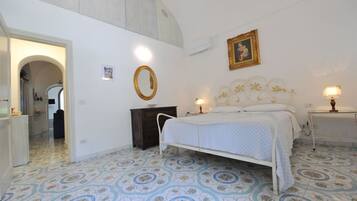 3 bedrooms, in-room safe, iron/ironing board, travel cot