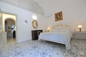 3 室のベッドルーム、セーフティボックス (室内)、アイロン / アイロン台、旅行用ベビーベッド