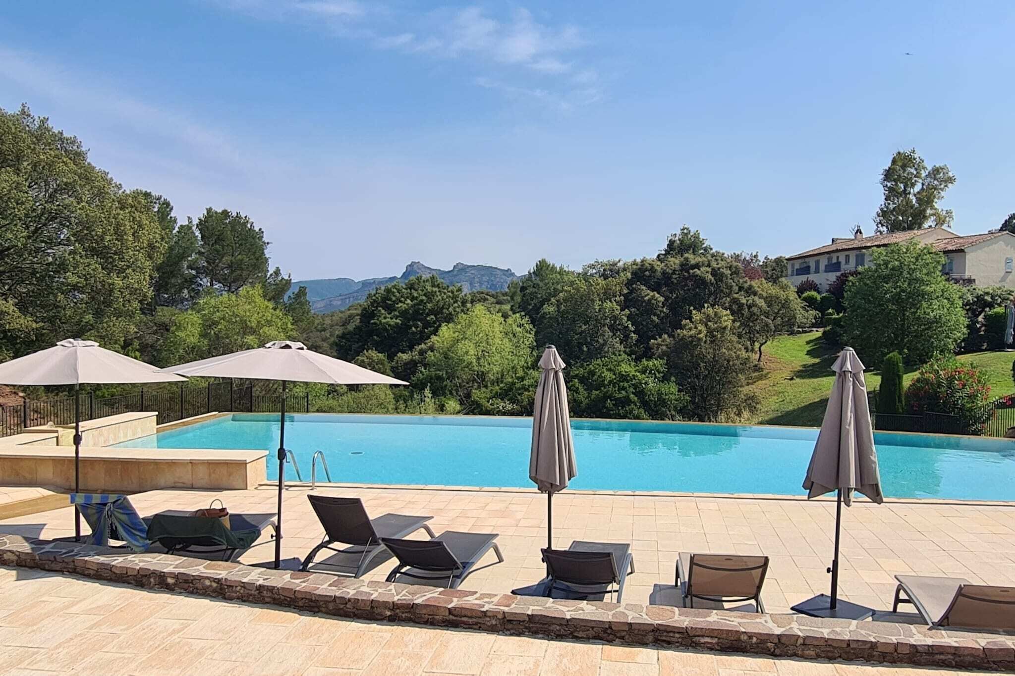 Piscine couverte, chaises longues