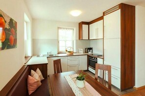 ثلاجة، فرن، موقد طهي مسطح، غسالة أطباق