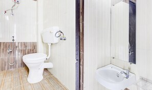 Economy-dobbeltværelse | Badeværelse | Bruser, gratis toiletartikler, håndklæder, Sæbe