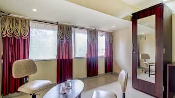 Escritorio, sistema de insonorización y tabla de planchar con plancha