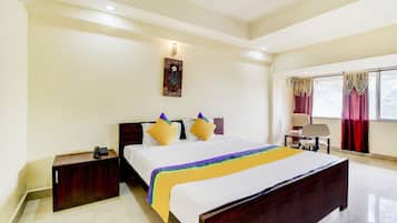 Escritorio, sistema de insonorización y tabla de planchar con plancha