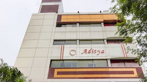 Un edifici amb un rètol que diu "Aditya" a la façana.