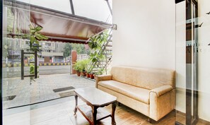 Lobby sitting area - Itsy Hotels Aditya (Nagpur)