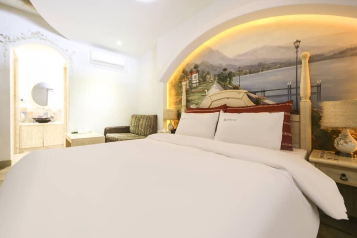 Premium Double Room | Desk, WiFi (free)
