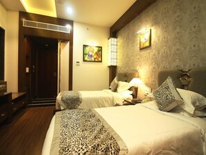 Soundproofing, free WiFi, bed sheets - Hotel Costa River (Varanasi)