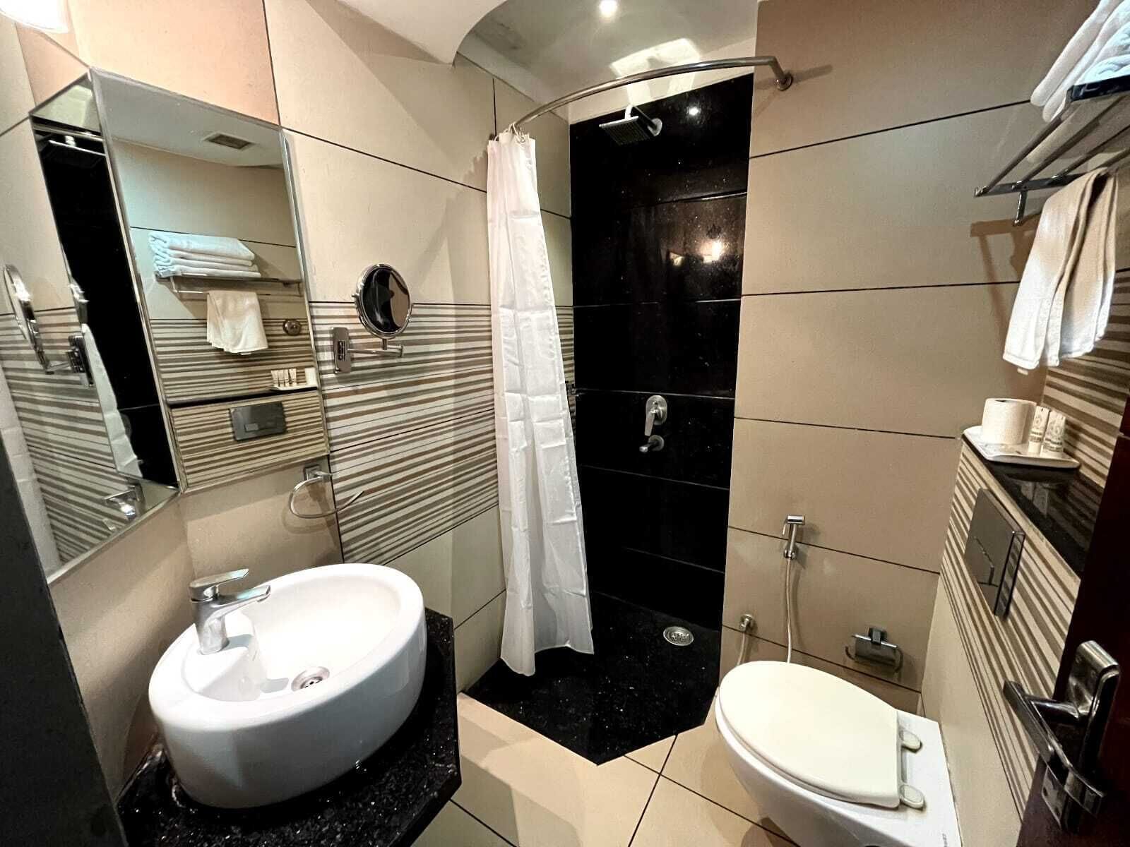 Habitación superior | Baño | Ducha, albornoces y toallas