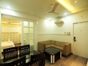 Suite Room | Soundproofing, free WiFi, bed sheets - Hotel Costa River (Varanasi)