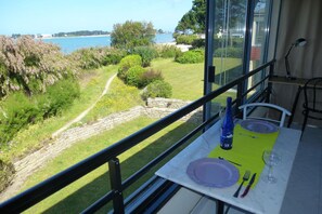 Outdoor dining - Relax with Sea Views Every Morning (Roscoff)