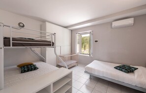 3 bedrooms, travel crib, free WiFi, bed sheets
