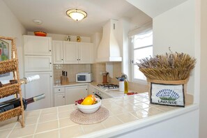 Réfrigérateur, micro-ondes, plaque de cuisson, lave-vaisselle