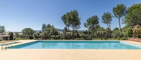 Piscine intérieure, chaises longues