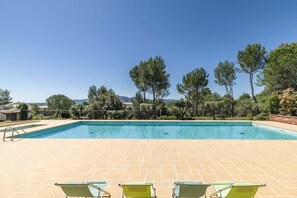 Piscine couverte, chaises longues