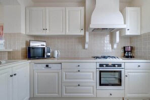 Réfrigérateur, micro-ondes, plaque de cuisson, lave-vaisselle