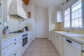 Réfrigérateur, micro-ondes, plaque de cuisson, lave-vaisselle