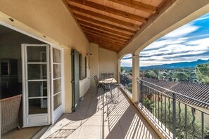 Outdoor dining - Relaxing La Motte Hideaway for a Group (La Motte)