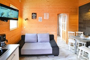 Fernseher, Tischfußball, Tischtennisplatte